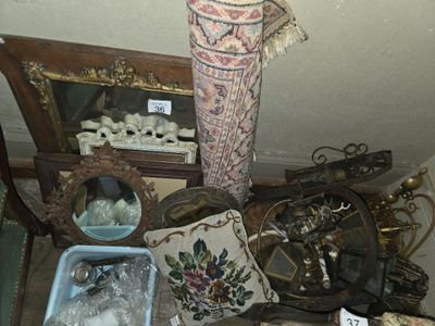 beaucoup d'objets posés sur le sol