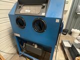 une machine bleue qui se trouve dans un garage