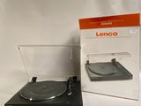 une photo d'une platine sur laquelle est posée une boîte