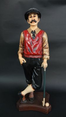Golfeur appuyé sur son fer. Statue en composition polychrome…