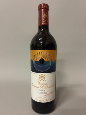 la bouteille de vin rouge est posée sur la table