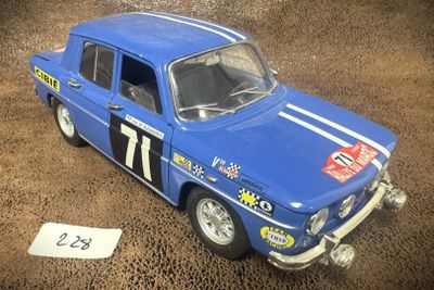 une petite voiture bleue avec un numéro sur le côté
