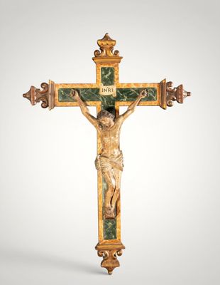 un vieux crucifix en bois sur le côté duquel se trouve une croix