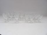 six verres à vin transparents posés sur une table blanche