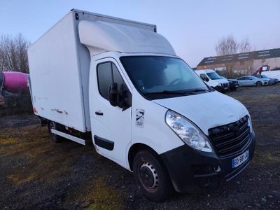 un camion blanc garé dans un parking