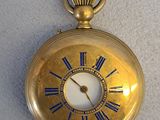 une vieille montre de poche en or avec des chiffres romains sur le cadran