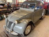 une vieille voiture garée dans un garage
