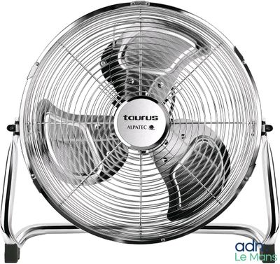 un gros plan d'un ventilateur métallique posé sur un pied, sur fond blanc