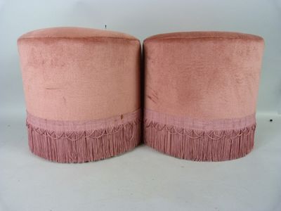 une paire de tabourets en velours rose ornés de franges