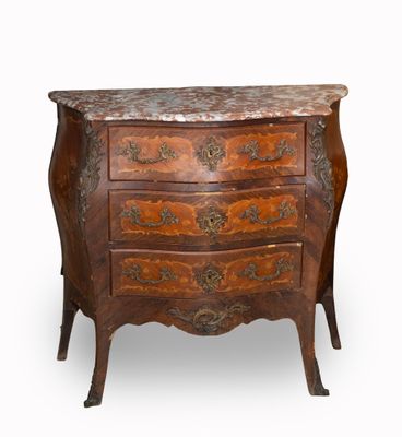 Commode sauteuse en marquéterie, de forme mouvementée, ouvra…
