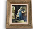 Un tableau représentant une femme en robe bleue est accroché au mur.