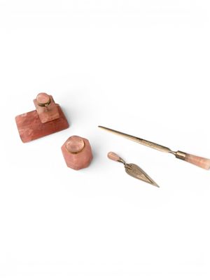 une image représentant un ensemble d'outils de menuiserie posés sur une surface blanche