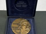 une médaille d'or dans un écrin noir posé sur une table