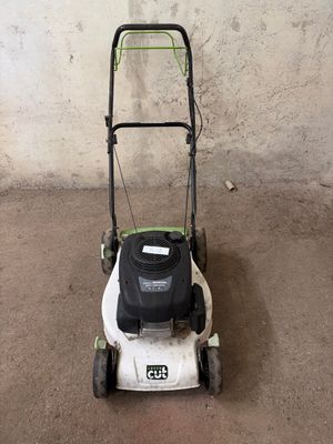 une photo d'une tondeuse à gazon dans un garage