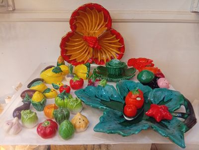 une table sur laquelle sont posées plusieurs figurines