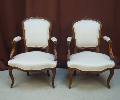paire de chaises anciennes de style français avec accoudoirs rembourrés