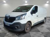 la camionnette blanche est garée sur le sol en damier d'une pièce