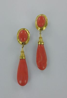 Paire de pendants d'oreilles or sertis de corail.