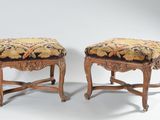 paire de tabourets en bois sculpté avec coussins rembourrés