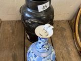 deux vases posés sur une table en bois à côté d'un miroir