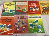 six livres sur les Schtroumpfs sont posés sur une feuille blanche