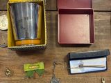 une table sur laquelle se trouvent de nombreux objets différents