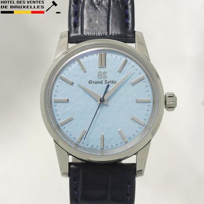 gros plan d'une montre-bracelet avec un cadran bleu