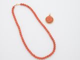 un collier de perles de corail avec un fermoir en or