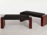 un banc à pois noirs et blancs et un pouf noir et blanc