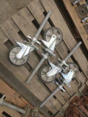 un tas de roues métalliques posées sur une palette dans un entrepôt
