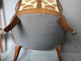 une chaise qui se trouve dans le coin d'une pièce