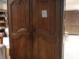 une armoire et une chaise dans une pièce où il y a beaucoup de meubles