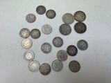 un lot de pièces de monnaie posées sur une table
