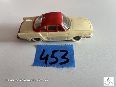 une petite voiture miniature sur laquelle est accrochée une étiquette de prix