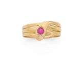 une bague en or avec un rubis au centre