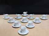 un grand nombre de tasses et de soucoupes sur une table