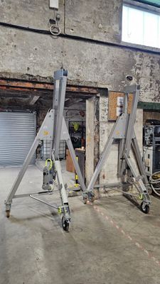un grand garage contenant de nombreux outils