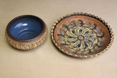 un petit bol et un autre petit bol posés sur une table