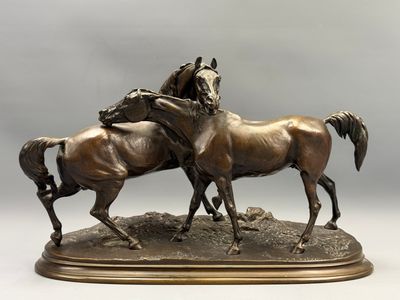 sculpture en bronze représentant deux chevaux se battant l'un contre l'autre, posée sur un socle