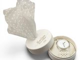 une boîte blanche contenant une montre