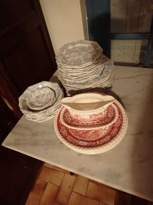 une table sur laquelle sont posées des assiettes et des bols, dans la cuisine