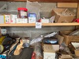 une étagère remplie d'objets divers dans une pièce encombrée