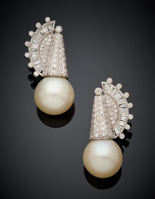 une paire de boucles d'oreilles en perles de culture et diamants