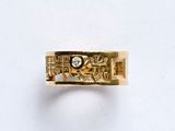 une image d'une bague en or avec un diamant au centre