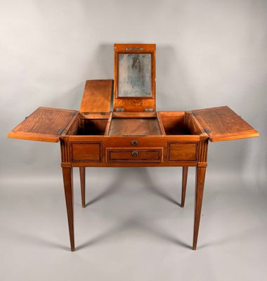 une vieille coiffeuse en bois surmontée d'un miroir