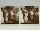 deux photos en noir et blanc montrant des personnes debout devant un arbre