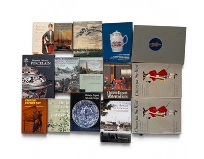 un grand nombre de livres posés sur une table