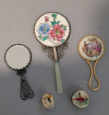 plein de petits miroirs posés sur une table