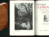 deux livres ouverts sur une table