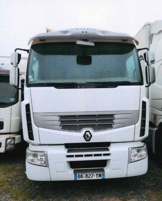 deux camions garés l'un à côté de l'autre dans un champ